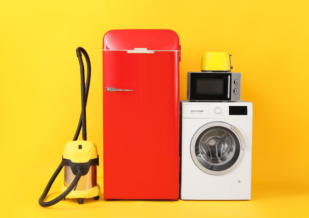 Moderne Haushaltsgeräte auf gelbem Hintergrund - Foto, Bild