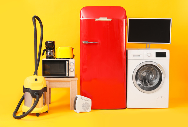 Eletrodomésticos modernos em fundo amarelo - Foto, Imagem