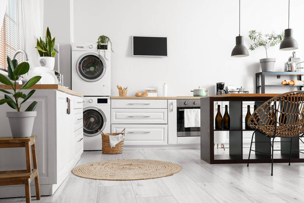 Elegante interior de cocina con lavadoras modernas - Foto, Imagen