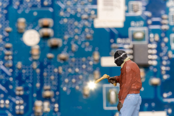 Minyatür insanlar, bilgisayar tamir teknisyenleri bir elektronik kartı gaz ve teknoloji kavramlarıyla tamir ediyorlar. - Fotoğraf, Görsel