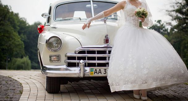 The bride and the wedding car - Foto, imagen