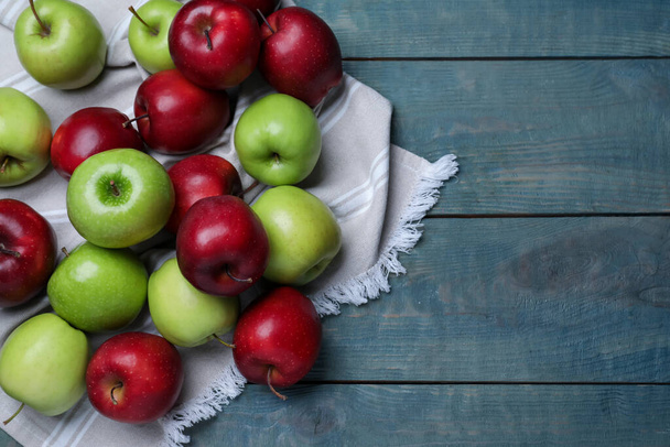 Fresh ripe red and green apples on light blue wooden table, flat lay, Space for text - Valokuva, kuva