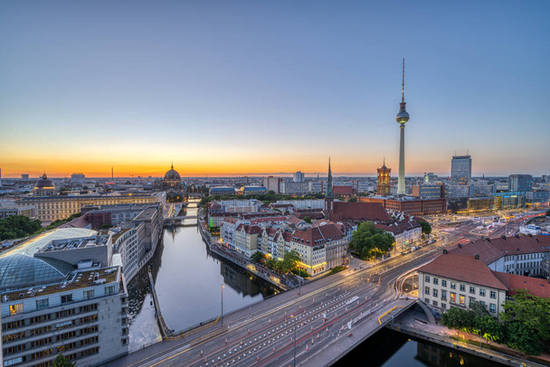 Центр Берлина после заката с телебашней, ратушей, Кафедральным собором и отреставрированным Городским дворцом - Фото, изображение
