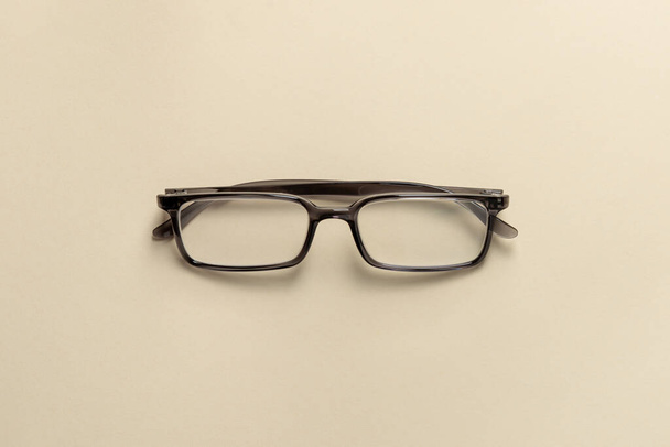 Vista superior de las gafas de lectura en una mesa de crema - Foto, imagen