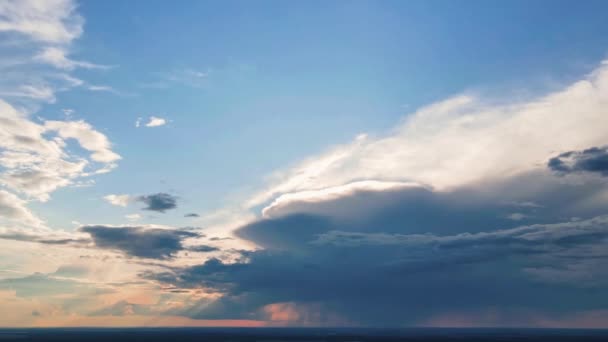 Zonnestralen die door wolken schijnen, Prachtig natuurlandschap - Video