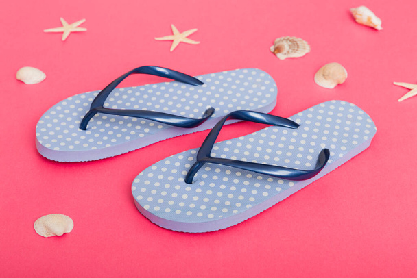 Beach accessories. Flip flops and starfish on colored background. Top view Mock up with copy space. - Foto, immagini