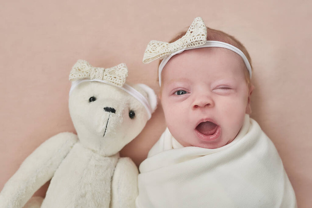 Новорожденная девочка с игрушечным мишкой. Здоровый ребенок. Счастливого материнства и воспитания - Фото, изображение