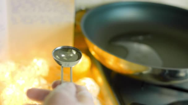 Add a tablespoon of oil to the pan. Macro shooting. - Video