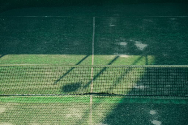 court de tennis vide dans le centre sportif  - Photo, image