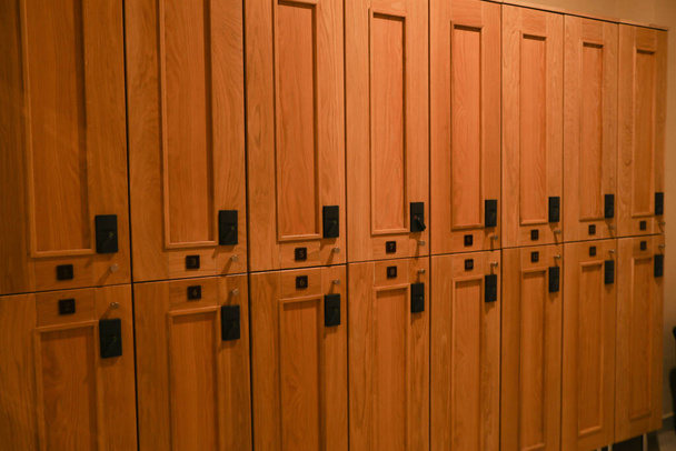 Деревянные шкафчики в раздевалке в спа-центре - Фото, изображение