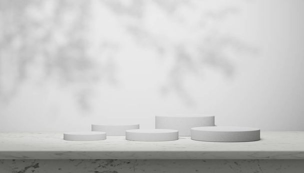 Πολυτελές μαρμάρινο τραπέζι με σκιά φυτών σε λευκό τοίχο και διάταξη κυλίνδρων για τοποθέτηση σε οθόνη προϊόντος. Μοντέρνο minimal interior design με μοντέρνα ουδέτερη αισθητική για την ομορφιά και τα καλλυντικά. Καλοκαίρι τροπικό φόντο. - Φωτογραφία, εικόνα