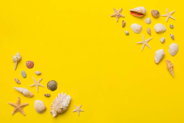 Sommerzeit-Konzept Flache Liegekomposition mit schönen Seesternen und Muscheln auf farbigem Tisch, Draufsicht mit Kopierraum für Text. - Foto, Bild