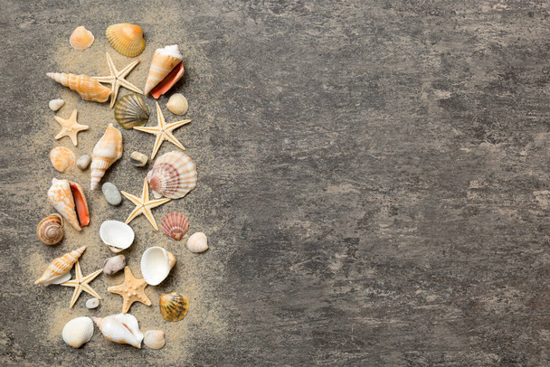 Summer time concept Flat lay composition with beautiful starfish and sea shells on colored table, top view with copy space for text. - Foto, Bild