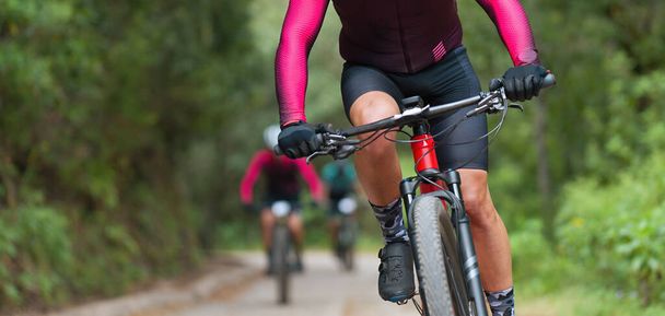 Maastopyöräilijät pyörällä singletrack trail, maastopyörä rodun - Valokuva, kuva