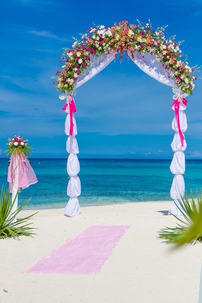 weselny łuk, cabana, altanka na tropikalnej plaży ozdobione fl - Zdjęcie, obraz