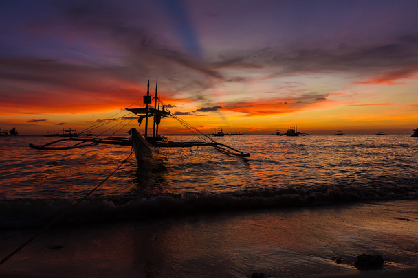 Segelboot bei Sonnenuntergang, Insel Boracay, Philippinen - Foto, Bild