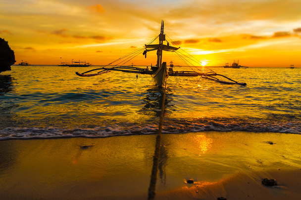 Segelboot bei Sonnenuntergang, Insel Boracay, Philippinen - Foto, Bild