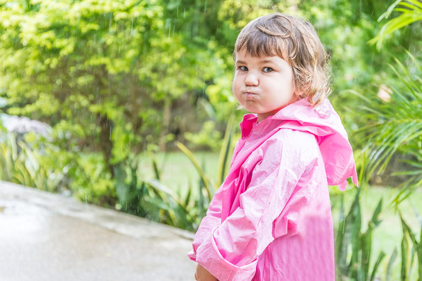 malé dítě dívka v pláštěnce za deště kapek, venkovní portrét - Fotografie, Obrázek