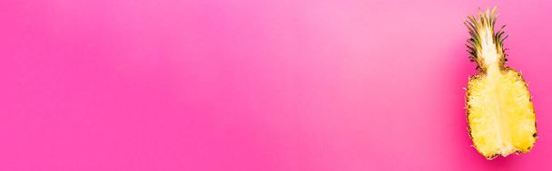Vista superior de la piña fresca cortada en la superficie de color rosa, bandera  - Foto, Imagen