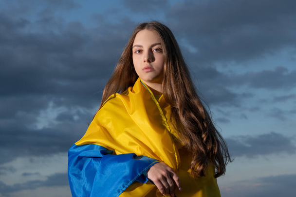 patriótico adolescente ucraniano chica con azul amarillo bandera de Ucrania. - Foto, imagen