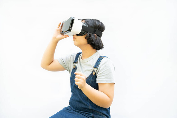 Azjatki są podekscytowane samym doświadczeniem VR na temat białych, edukacji online, edukacji, gadżetów, technologii i gier wideo. - Zdjęcie, obraz