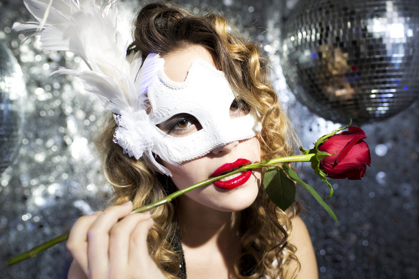 uma bela fêmea sexy com máscara de carnaval veneziano e rosa
 - Foto, Imagem