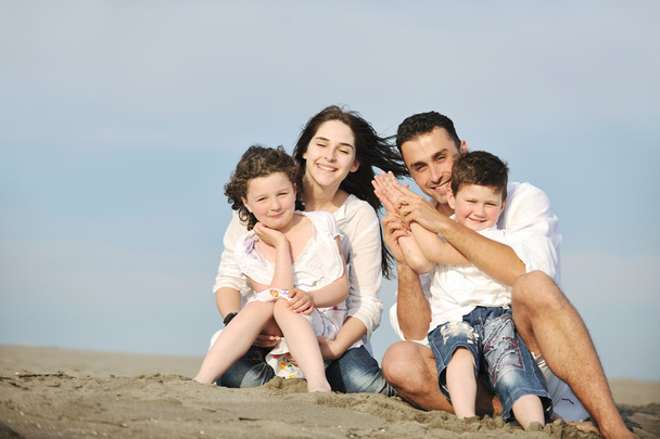 щаслива молода сім'я розважається на пляжі
 - Фото, зображення