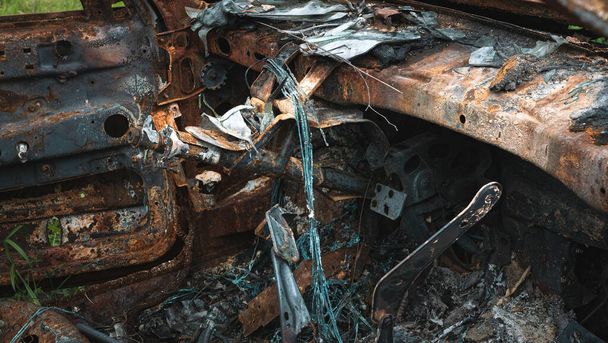 ウクライナでの戦争は、民間車を焼き、車の内装を焼きました - 写真・画像