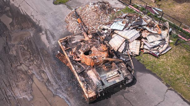 ウクライナの戦争、破壊されたタンク、破壊されたタンクは道路に立っており、家の遺跡、ドローンからの眺め、空中写真 - 写真・画像