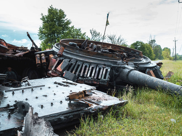 ウクライナの戦争,破壊されたタンク,爆発の前部装甲板によって引き裂かれた,引き裂かれた塔の隣にあります - 写真・画像