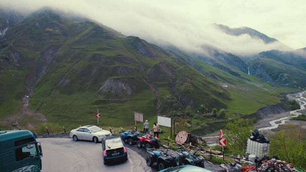 panorama van een militaire weg en kloof in Georgië, Kaukasus. Hoge kwaliteit foto - Foto, afbeelding