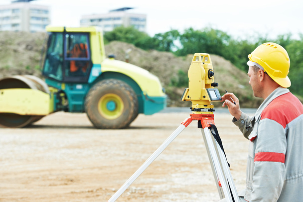 surveyor works with theodolite - Fotoğraf, Görsel