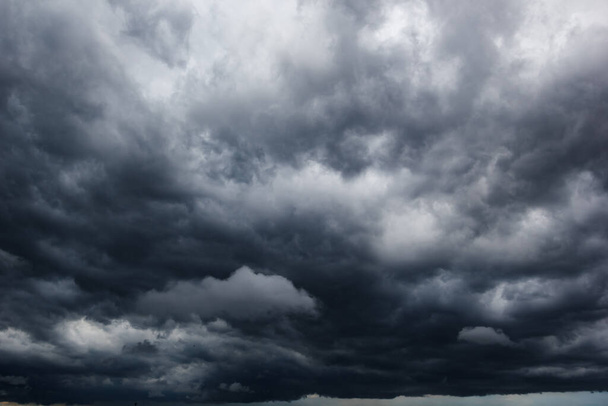 Tumma taivas raskaat pilvet lähenee ja väkivaltainen myrsky ennen sateen.Huono tai oikukas sää taivas. - Valokuva, kuva