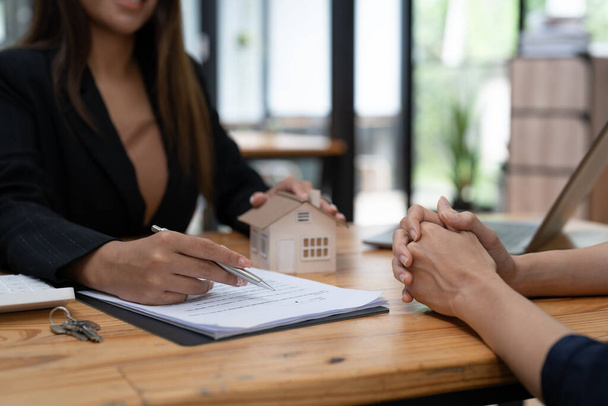 Agente imobiliário ou agente bancário descreve os juros de empréstimo ao cliente com contratos de compra de habitação ou sobre empréstimos de escritório e taxas de juros. - Foto, Imagem