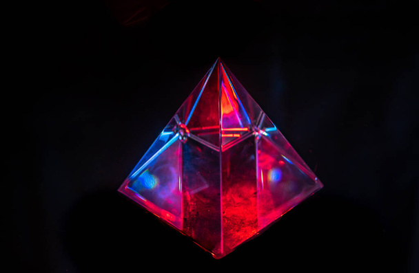 Dibujo ligero de una pirámide de cristal como fondo - Foto, imagen