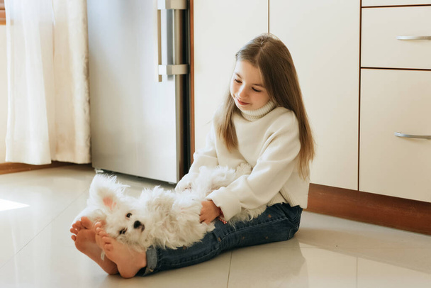 menina 9 anos com cabelo longo modelo estudante em casa estilo de vida em um fundo bege  - Foto, Imagem
