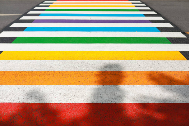 Rainbow walkway da la bienvenida al Festival del Mes del Orgullo.El orgullo del arco iris es un símbolo del orgullo lésbico, gay, bisexual, transgénero y LGBTQ. y el movimiento social LGBTQ en junio. - Foto, imagen