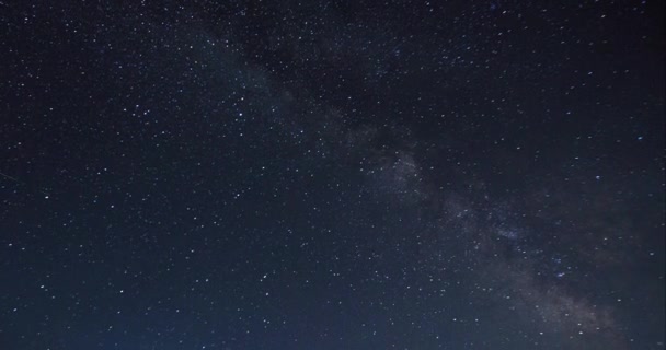 Ο έναστρος ουρανός μια σκοτεινή νύχτα. Νυχτερινή κίνηση των αστεριών, ο γαλακτώδης τρόπος που κινείται στον ουρανό. Από 1 Ιανουαρίου μέχρι 31 - Πλάνα, βίντεο