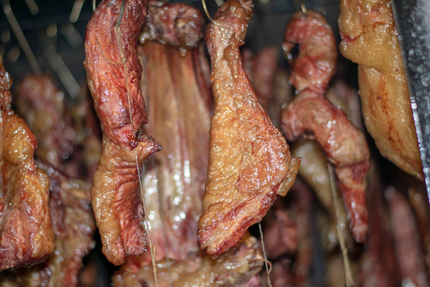 Secado de carne en el ahumadero para fumar
 - Foto, imagen