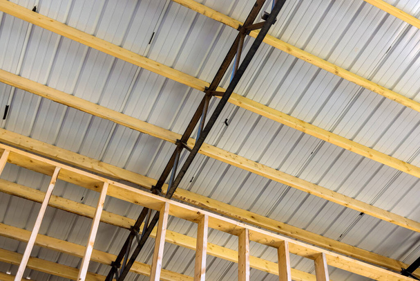 Дах нового металевого каркасного складу покритий покрівельними панелями на будівельному майданчику
 - Фото, зображення