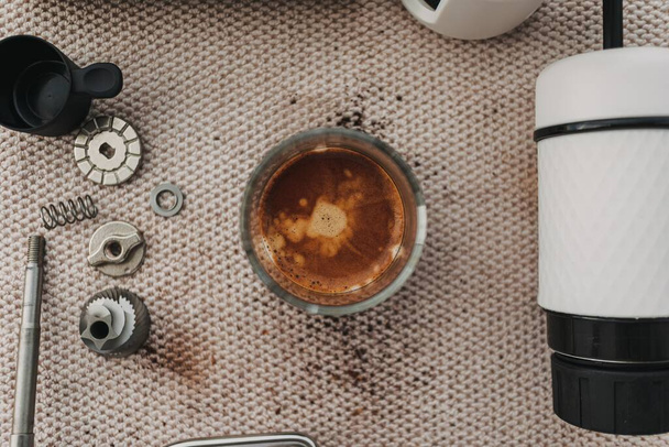 Kawa espresso z francuskim ekspresem do kawy i sprzętem do szlifierki. - Zdjęcie, obraz