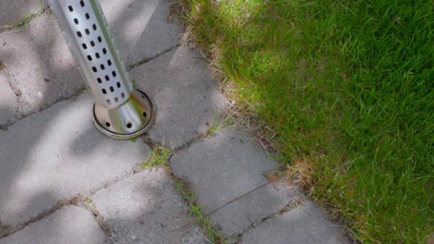Vue technologique du processus de combustion de l'herbe entre les tuiles de la rue avec un brûleur électrique. Suède. - Séquence, vidéo