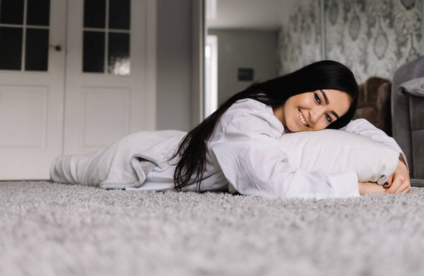 młoda kobieta piękne tulenie poduszki - Zdjęcie, obraz