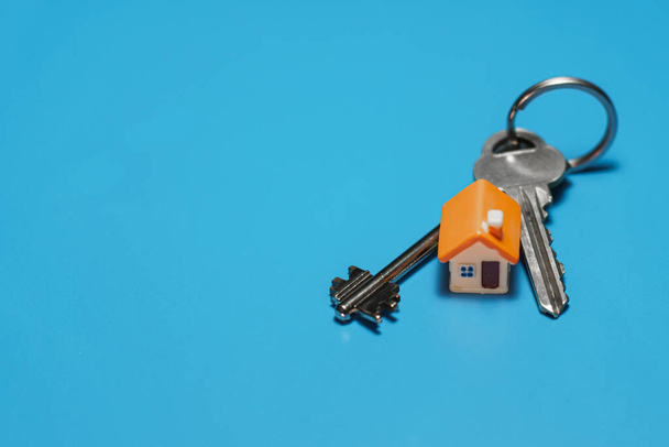 Toy house and keys. Real estate purchase concept. - Photo, Image