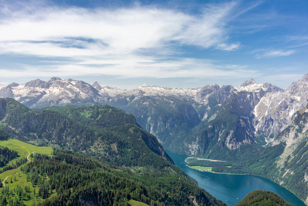 Piękna wycieczka poszukiwawcza wzdłuż alpejskiego podnóża Berchtesgaden - Jenner - Bawaria - Niemcy - Zdjęcie, obraz