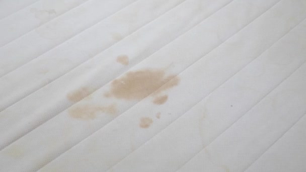 Colchão de bebê sujo mattress.Baby manchado com urina - Filmagem, Vídeo