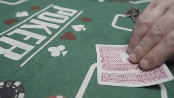 Poker spelers aan een groene tafel met chips en kaarten. Actie. Concept van risico en opwinding, het spelen van poker in casino  - Video