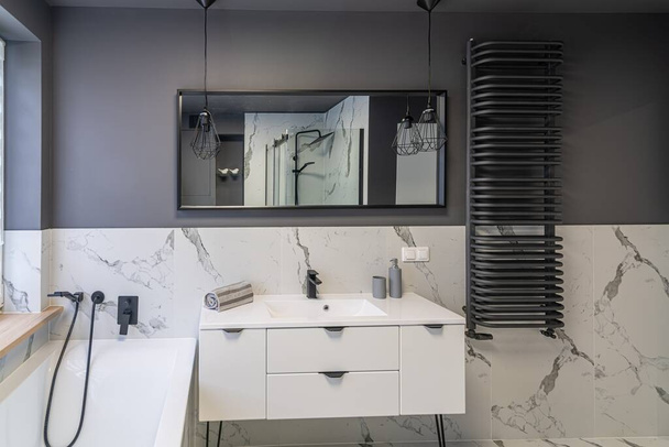 Modern flat bathroom with grey walls and white bath - Foto, imagen