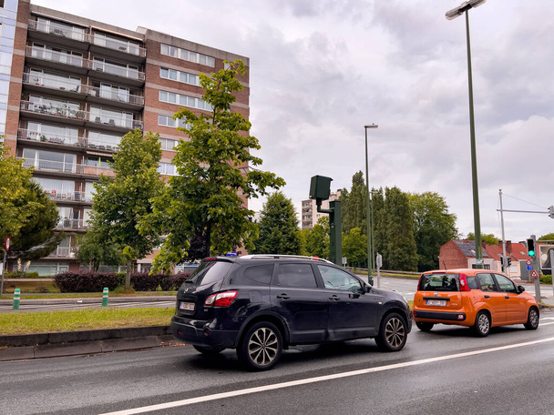 Few cars stopped at the green light in Brussels - Foto, immagini