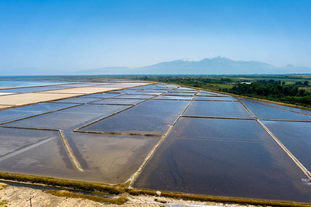 Vue aérienne des étangs d'évaporation du sel et des monticules de sel ces étangs sont remplis d'océan et des cristaux de sel sont récoltés. Kitros Pieria, Grèce - Photo, image